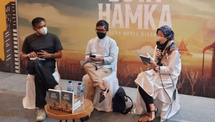 A. Fuadi, dan Donny Damara di peluncuran buku Buya Hamka. Foto: Alexander Vito Edward Kukuh/kumparan