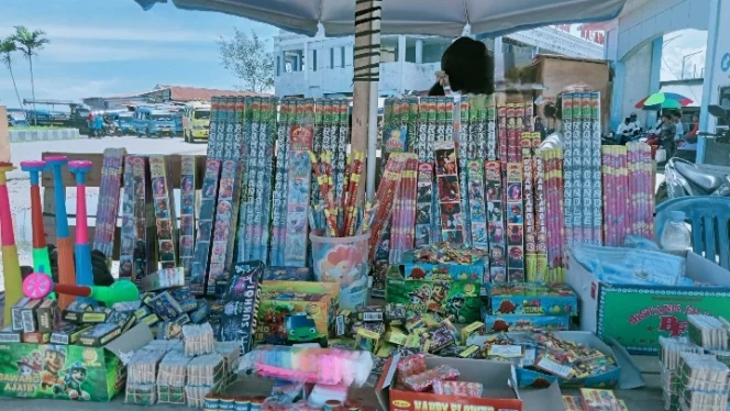 
Omzet Pedagang Terompet dan Kembang Api di Sanana Menurun