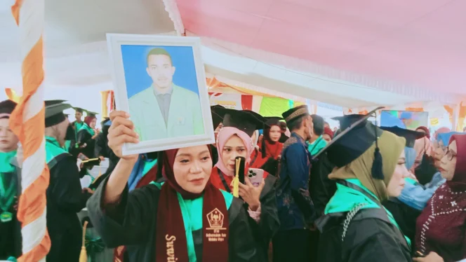 
Wisuda STAI Babussalam Sula Dibalut Haru atas Kepergian Mendiang Saiful Masri Wambes