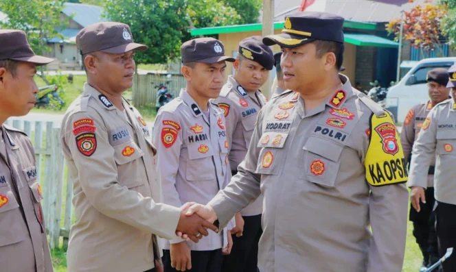 
Foto: Kapolres Kepulauan Sula, AKBP Kodrat Muh Hartanto melaksanakan kunjuangan kerja ke Kecamatan Mangoli Timur. (doc: Humas)