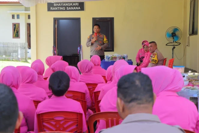 
Kapolres Kepulauan Sula Resmikan Ruangan Bhayangkari Polsek Sanana