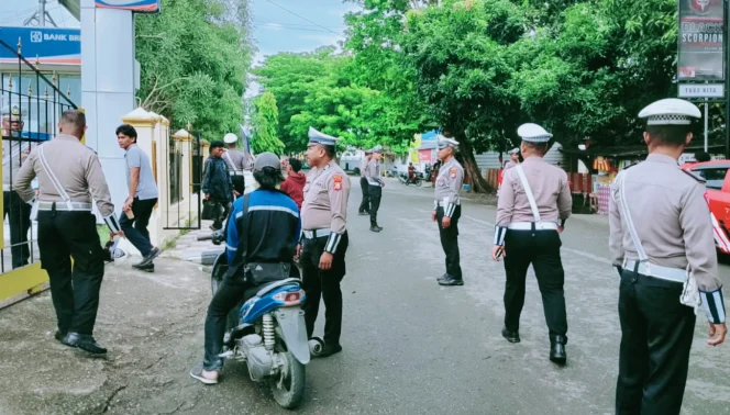 
Foto: Anggota Satlantas Polres Kepulauan Sula saat melakukan operasi. (doc: Odit) 
