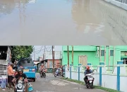 Wakil Bupati Kepsul Tutup Mata, Jalan Rusak di Depan Apotek Miliknya Tak Kunjung Diperbaiki