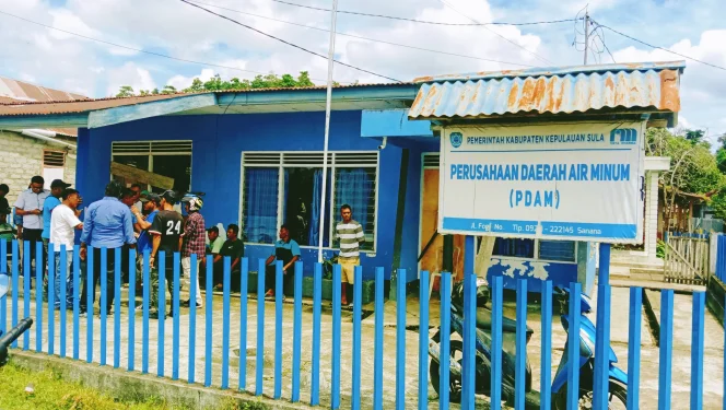 
Pegawai PDAM Kepulauan Sula Palang Kantor, Tuntut Direktur Munir Banapon Mundur
