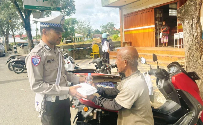 
Foto: Satlantas Polres Kepsul Gelar Sosialisasi Keselamatan Berkendara dan Berbagi Makanan Gratis kepada masyarakat. (doc: Istimewa)