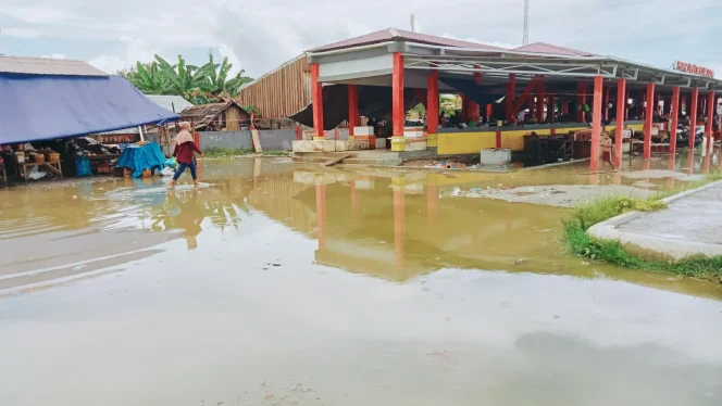 
Foto: kondisi samping pasar ikan bersih yang kerap tergenang air saat hujan. (doc: bacaritamalut.com)