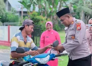 Tebar Berkah di Bulan Ramadhan, Polsek Sanana Bagikan Takjil dan Sembako kepada Warga
