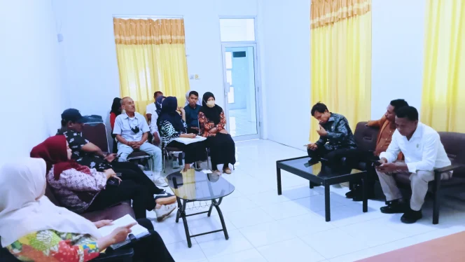 
Foto: Komisi III DPRD Kepulauan Sula melakukan kunjungan kerja ke RSUD Sanana. (doc: bacaritamalut.com)