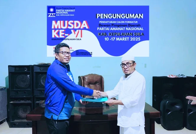 
Foto: Pengambilan formulir pendaftaran bakal calon Formatur di Sekretariat panitia Musda ke-VI DPD PAN Kepulauan Sula. (doc: istimewa)