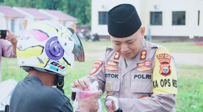 
Kapolres Pulau Taliabu Bersama Sat Intelkam dan Bhayangkari Bagikan Takjil kepada Warga