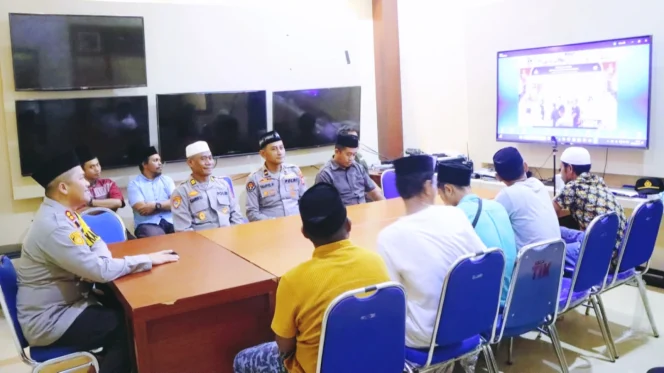 
Foto: Kapolres Kepulauan Sula, AKBP Kodrat Muh Hartanto, didampingi Pejabat Utama buka puasa bersama dengan awak media di ruang vicon. (doc: Iryansyah/Humas)