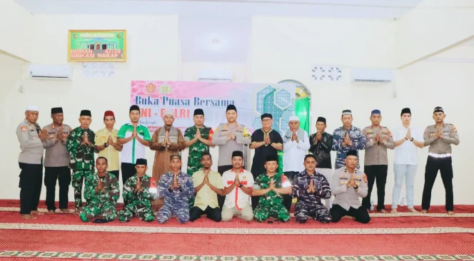 
Foto: Polres Kepulauan Sula menggelar Buka Puasa Bersama dengan TNI di Masjid Al-Mubarok. (doc: Humas/Slamet)