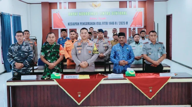 
Foto: Polres Kepulauan Sula, Maluku Utara, menggelar Rakor lintas sektoral dalam rangka persiapan Operasi Ketupat Kie Raha 2025. (doc: Humas/Slamet)