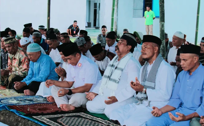 
Warga binaan di Lapas Kelas IIB Sanana, melaksanakan ibadah Shalat Idul Fitri 1446 Hijriah di lapangan dalam Lapas dan diikuti oleh Kalapas Sanana, Agung Hascahyo.