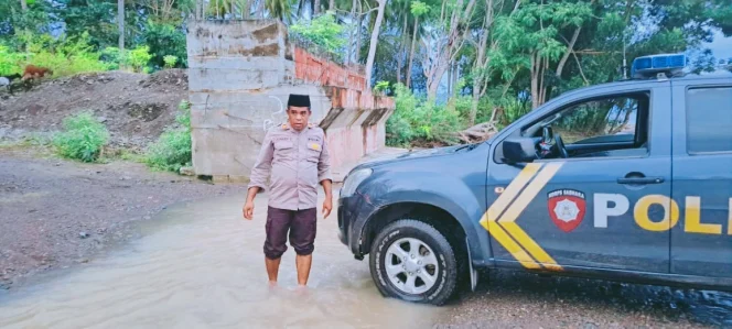 
Foto: Kapolsek Sanana, AKP Junaidi Sawal, S.H Pantau Jalur Wisata Tanjung Waka di Kecamatan Sulabesi Timur. (doc: Istimewa)