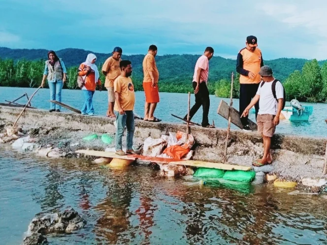 
Kalak BPBD Kepulauan Sula, Hi. Buhari Buamona didampingi stafnya, melakukan peninjauan ke lokasi pascabanjir rob dan jebolnya tanggul Telaga Kabau.
