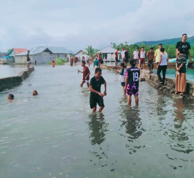 
Puluhan Rumah Warga Kabau Nyaris Tenggelam, Bupati dan Sekda “Terpeleset” ke Pulau Taliabu