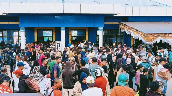 
Pelabuhan Sanana Padat di H+7 Lebaran, Tiket KM. Ukiraya 04 Ludes Terjual