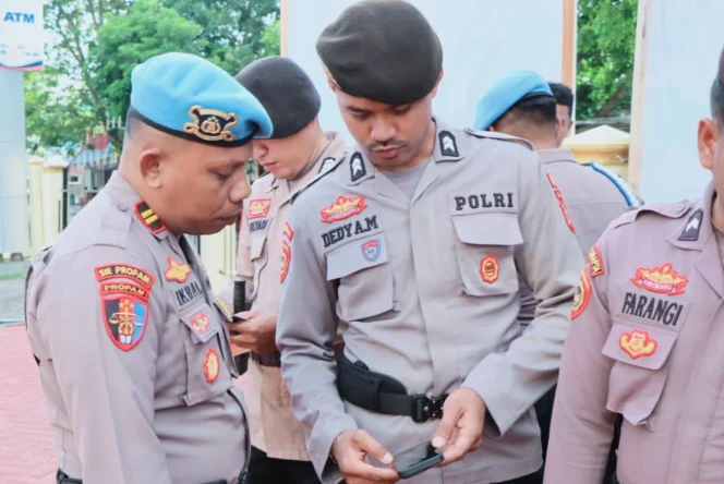 
Propam Polres Kepulauan Sula, melakukan pemeriksaan terhadap seluruh handphone milik anggota kepolisian.