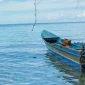 Satu unit longboat beserta mesin tempel Yamaha 15 PK milik seorang nelayan di Desa Pelita
