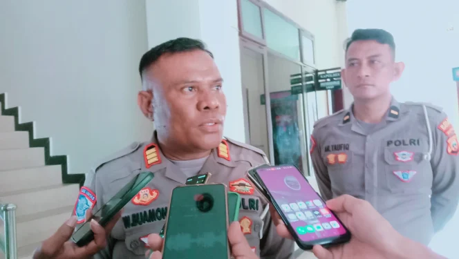 
Foto: Kasat Lantas Polres Kepulauan Sula, AKP Walid Buamona didampingi KBO IPDA Taufiq. (doc: bacaritamalut.com)