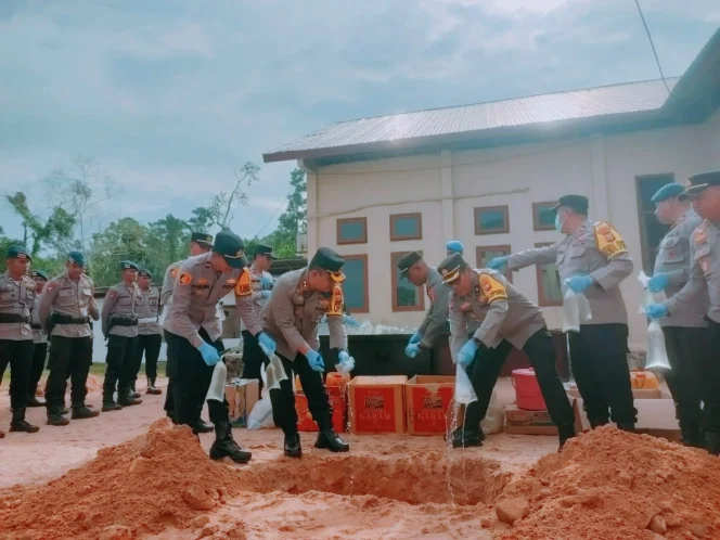 
Pemusnahan barang bukti miras hasil operasi kepolisian