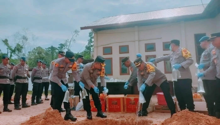 Pemusnahan barang bukti miras hasil operasi kepolisian