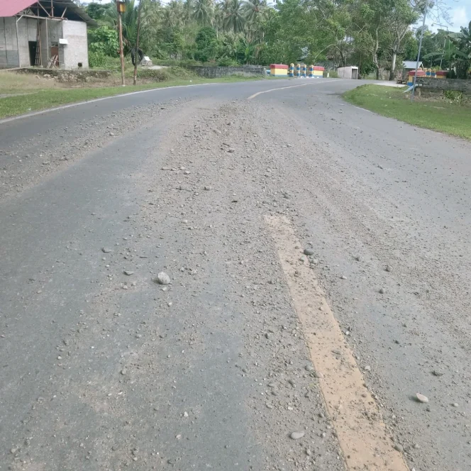 
Foto: Pasir dan kerikil yang berserakan di badan jalan dekat Bandara Emalamo Sanana. (doc: toks)