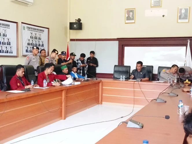 
Foto: Masa aksi saat melakukan hearing bersama ketua DPRD Kepulauan Sula, Hi. Ahkam Gajali. (doc: bacaritamalut.com)