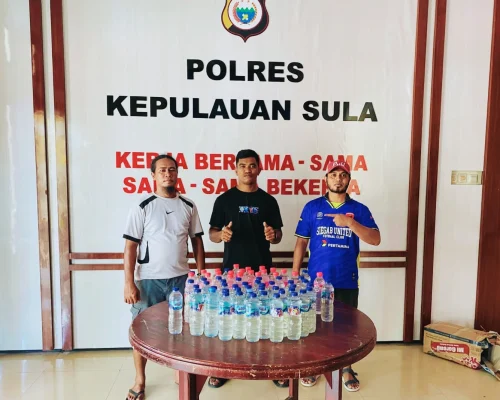 Satresnarkoba Polres Kepulauan Sula Sita Puluhan Botol Miras Ilegal di KM Permata Obi