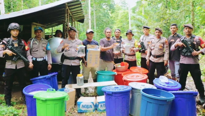 
Polres Kepulauan Sula, menggerebek dua lokasi produksi miras tradisional jenis cap tikus di Desa Waibau.