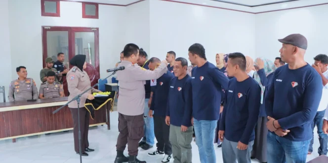 
Kapolres Kepulauan Sula, AKBP Kodrat Muh Hartanto kukuhkan Relawan Jaga Sula.