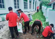 Sambut HUT Bhayangkara ke-79, Polres Sula Bersihkan Rumah Ibadah di Sanana