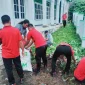 Sambut HUT Bhayangkara ke-79, Polres Sula Bersihkan Rumah Ibadah di Sanana