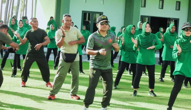 
Foto : Dandim 1510/Sula, Letkol Inf. Efran Tri Hernowo saat melaksanakan olahraga bersama.