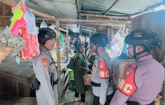 
Foto: Satsamapta Polres Kepulauan Sula saat melakukan patroli di pasar Basanohi. (doc: istimewa)