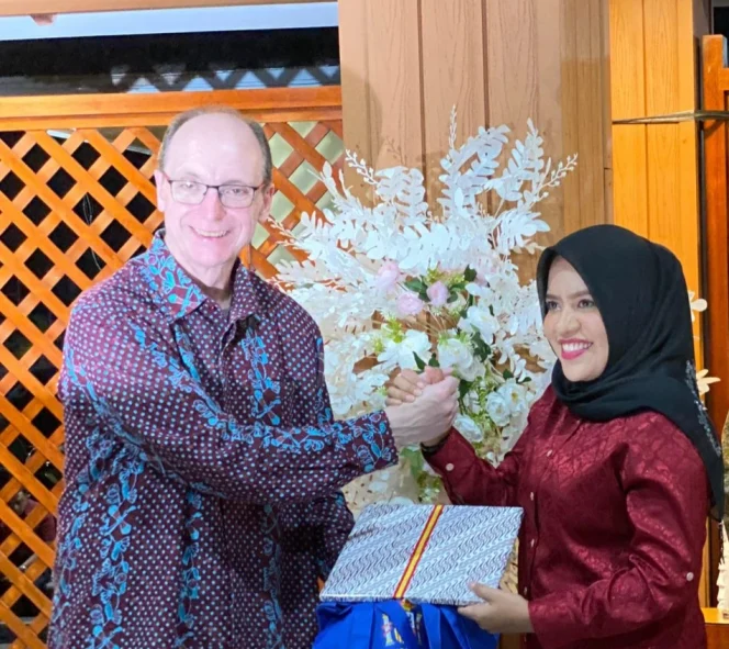 
Foto: Bupati Kepulauan Sula, Fifian Adeningsi Mus saat menerima penghargaan dari Dubes Spanyol. (doc: istimewa)