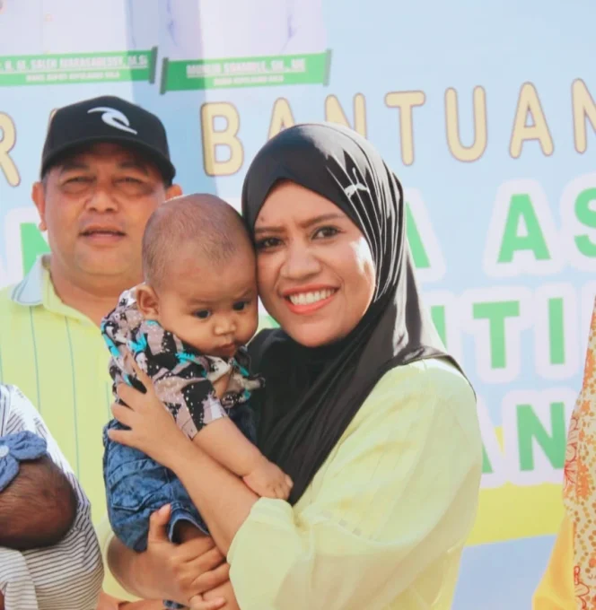 
Bersama Lawan Stunting, Wagub Malut dan Bupati Sula Salurkan Bantuan