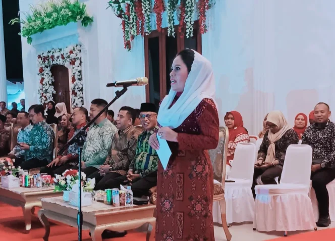 
Foto: Bupati Kepulauan Sula, Fifian Adeningsi Mus saat memberikan sambutan pada acara Ramah Tama dengan Paskibraka. (doc: Istimewa)