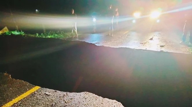 
Foto: Jalan terputus dekat TPA Waikalopa, Desa Fukweu. (doc: Istimewa)