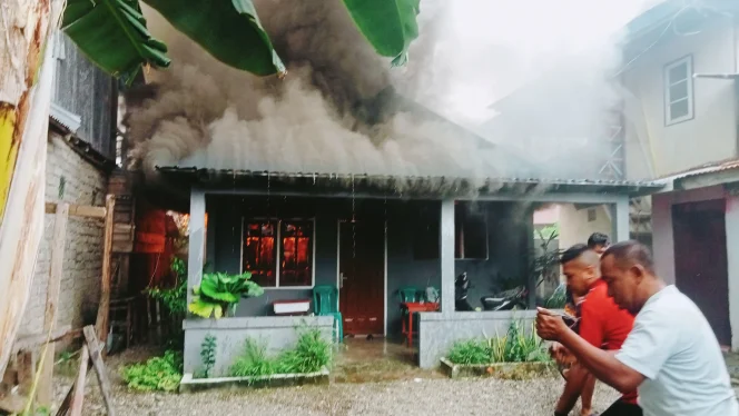 
Rumah Warga Kepulauan Sula Hangus Dilahap Si Jago Merah