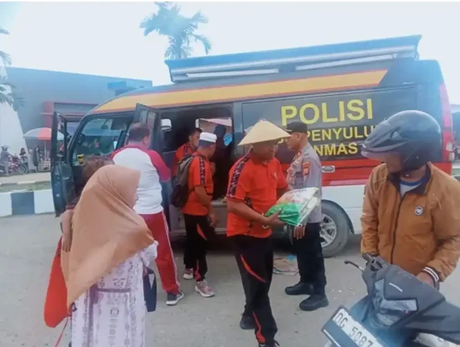 
Polres Kepulauan Sula menggelar gerakan pangan murah di desa Fogi Kecamatan Sanana.