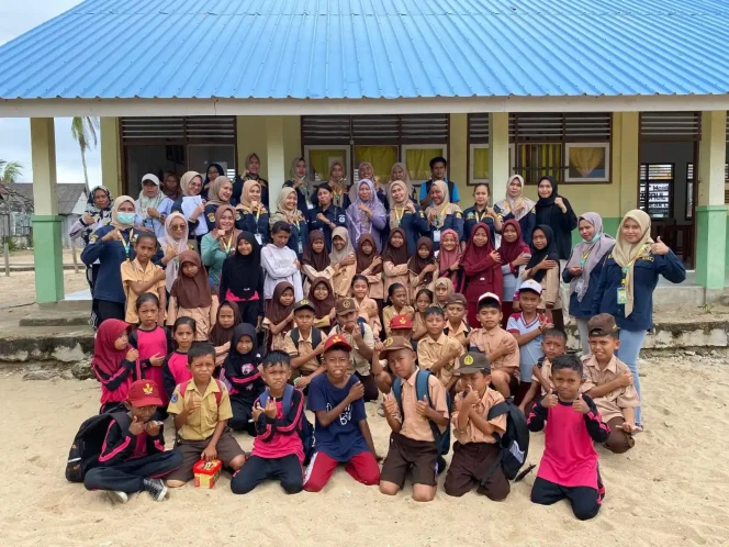 
Foto : Pelayanan Kesehatan Gratis Anak Sekolah oleh Puskesmas Lede. (doc: istimewa)