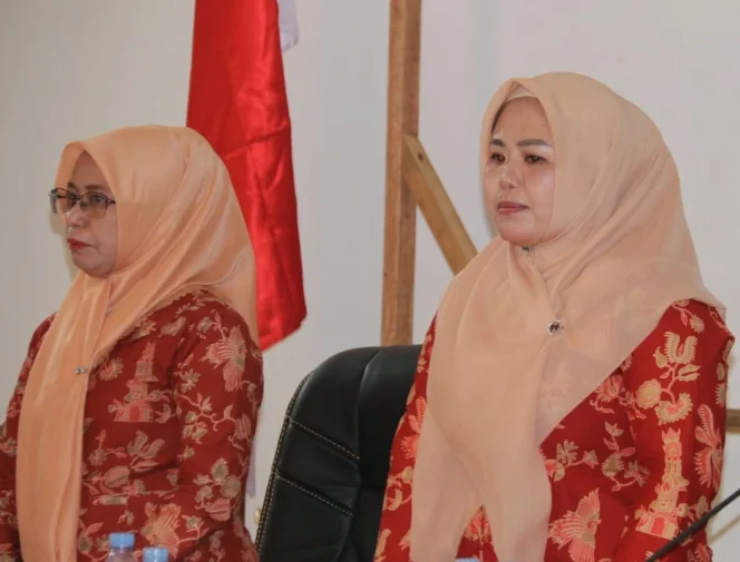 
Foto: Ketua DWP Kepulauan Sula, Melisa Soamole (kanan) dan sekretaris, Hj. Adrawati Fatgehipon (kiri).