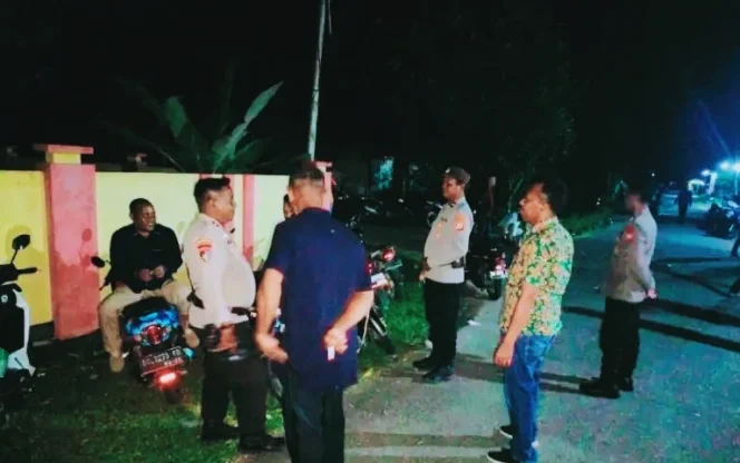 
Foto: Polsek Mangoli Timur saat melaksanakan patroli malam. (doc: istimewa)