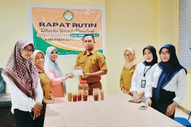 
Foto: Penyerahan produk UP DWP Dinas Kominfo kepada penasehat, Basaludin Labesi. (doc: istimewa)