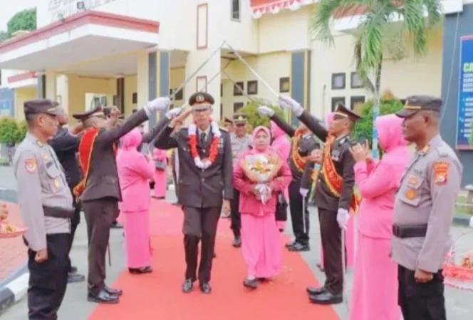 
Prosesi pedang pora menghantarkan personel yang purna tugas (doc: istimewa)