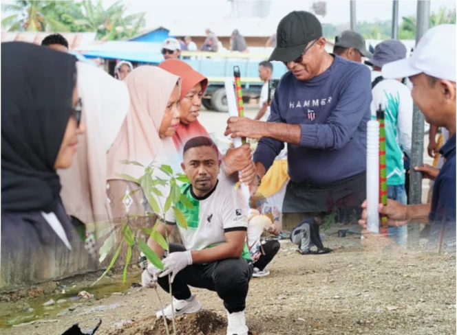 
Wakil Bupati Kepulauan Sula, Hi. M. Saleh Marasabessy bersama para ASN lingkup Pemda Sula melaksanakan aksi bersih-bersih sampah di lingkungan pasar Basanohi.