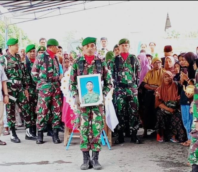 
Foto: Prosesi Upacara Pemakaman Pratu Anumerta Haris Umaternate. (doc: Istimewa)