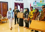 Buka Akses Digital, Bupati Sula Serahkan Bantuan Starlink